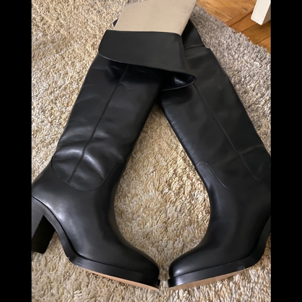 Women’s boots size 5 1/2 brand new still box 📦